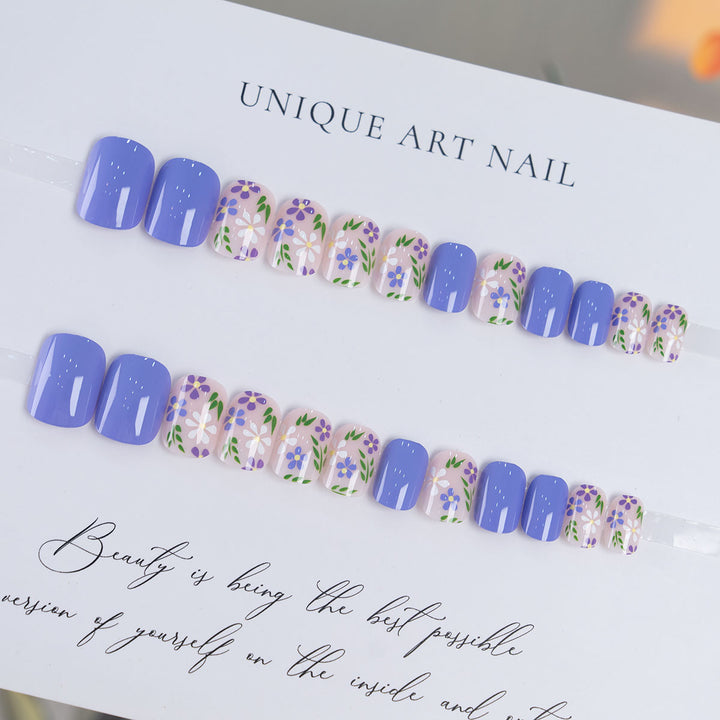 Florale Press-On Nagelkunst