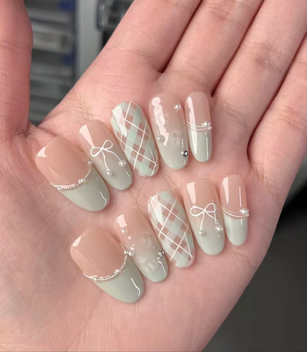 Künstlerisches Press-On-Nagelset mit dekorativen Mustern Karnz