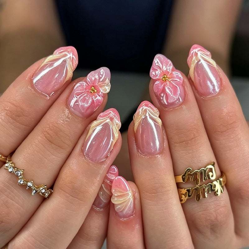 Kunstnagelset mit filigranen Blüten und Glitzerakzenten Karnz