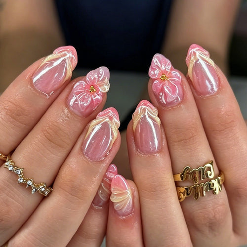Kunstnagelset mit filigranen Blüten und Glitzerakzenten Karnz