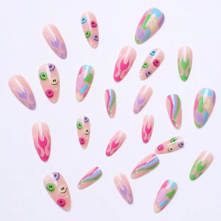 Kreatives Kunstnagelset mit verspielten 3D-Motiven Karnz