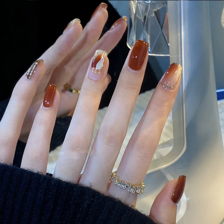Elegantes Press-On-Nagelset mit funkelnden Spitzenakzenten Karnz