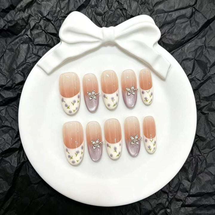 Künstlerisches Press-On-Nageldesign-Set mit floralen Verzierungen