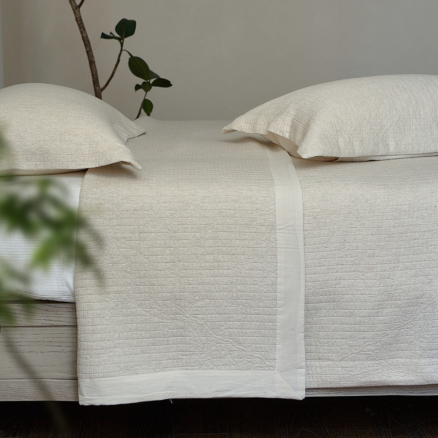Gestepptes Jacquard-Bettüberwurf-Set mit gesticktem Blumenmotiv und passenden Kopfkissenbezügen