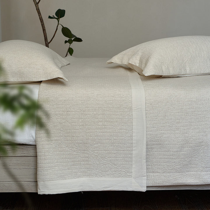 Gestepptes Jacquard-Bettüberwurf-Set mit gesticktem Blumenmotiv und passenden Kopfkissenbezügen