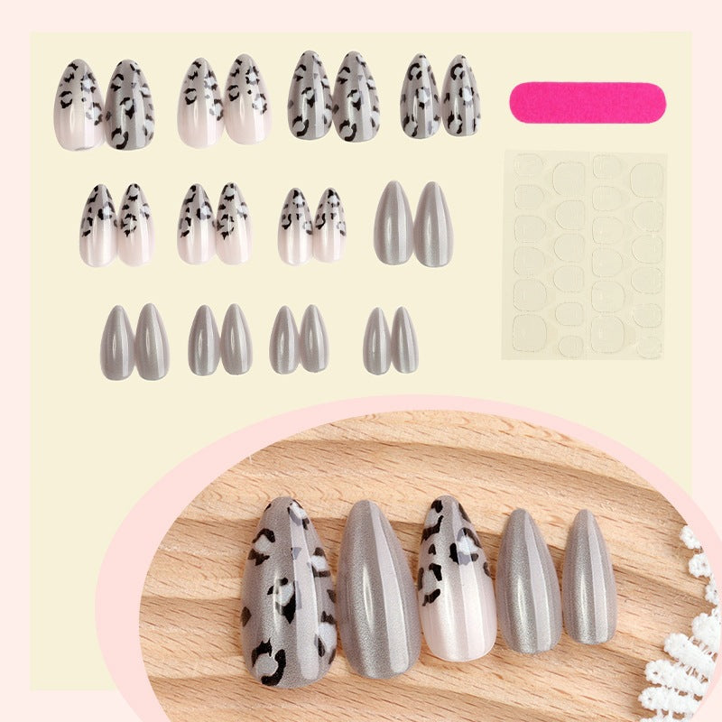 Kunstnagelset mit modischen Leomuster und eleganten Grautönen Karnz