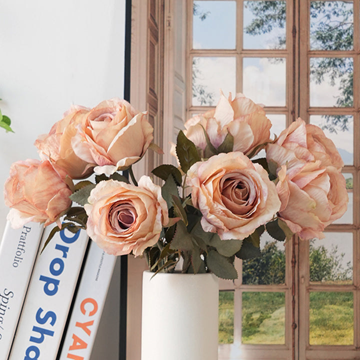 Künstliches Blumenarrangement