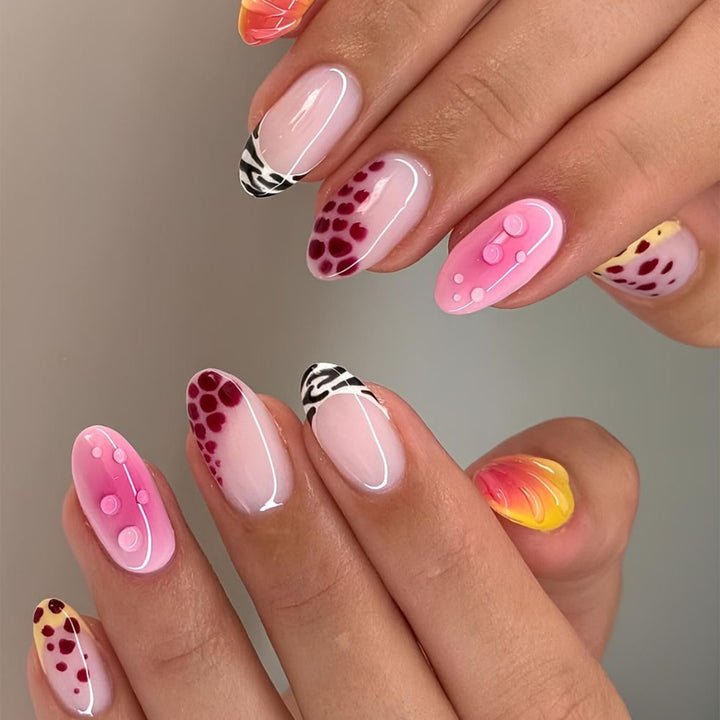 Kreative Kunstnägel mit floralem Design und Glitzerakzenten Karnz