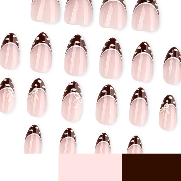 Kunstvolle Nagelkunst mit eleganter Spitzenverzierung Karnz