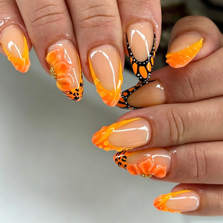 Künstlerische Blumen- und Schmetterlings-Presstonails Karnz
