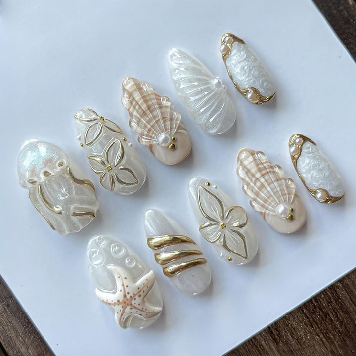 Kunstnagelset mit luxuriösen Goldverzierungen und eleganten Naturmotiven Karnz