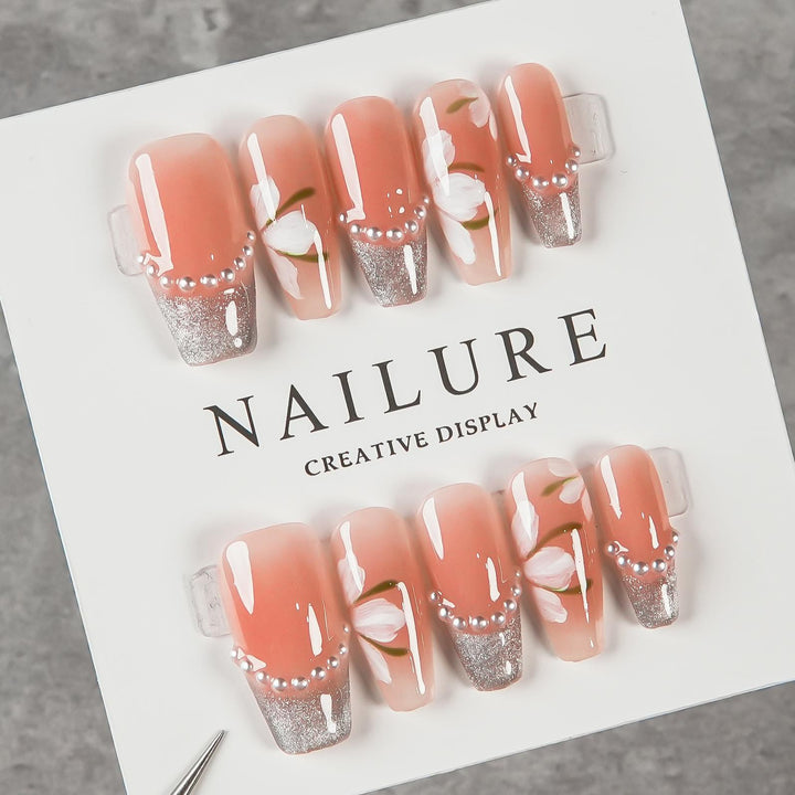 Dekoratives Press-On Nagelset mit floralen und Glitzerakzenten