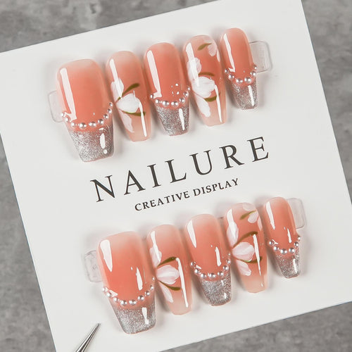 Dekoratives Press-On Nagelset mit floralen und Glitzerakzenten