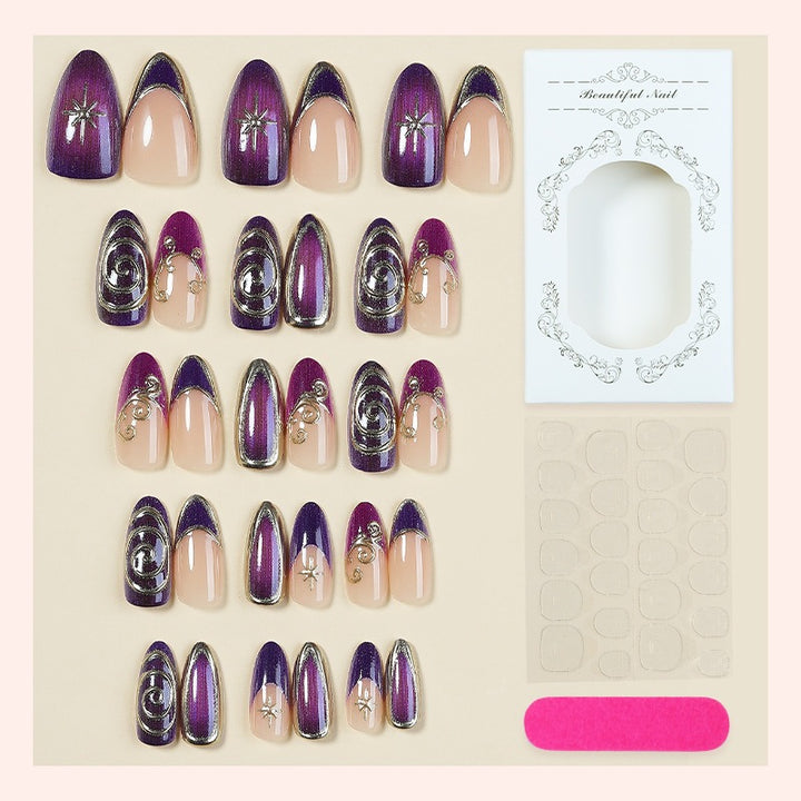 Glamouröses Kunstnagelset mit edlen Verzierungen Karnz