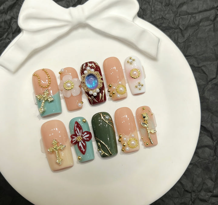 Dekorativer Press-On-Nagelset mit eleganten Designs