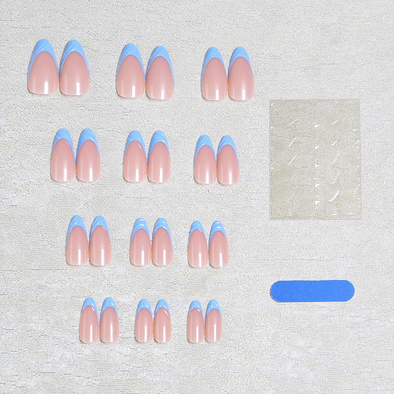 Kunstnagelset mit eleganten Ombre-Verläufen und modernen Spitzen Karnz