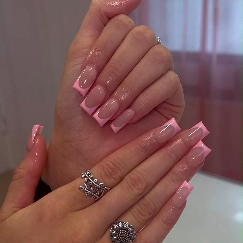 Kunstnagelset mit modernen French Spitzen und eleganten Akzenten Karnz