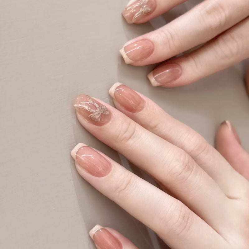 Künstliche Nagelkunst mit zartem floralen Design Karnz