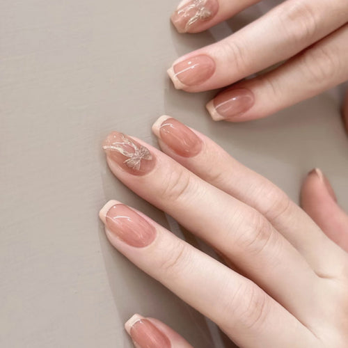 Künstliche Nagelkunst mit zartem floralen Design Karnz