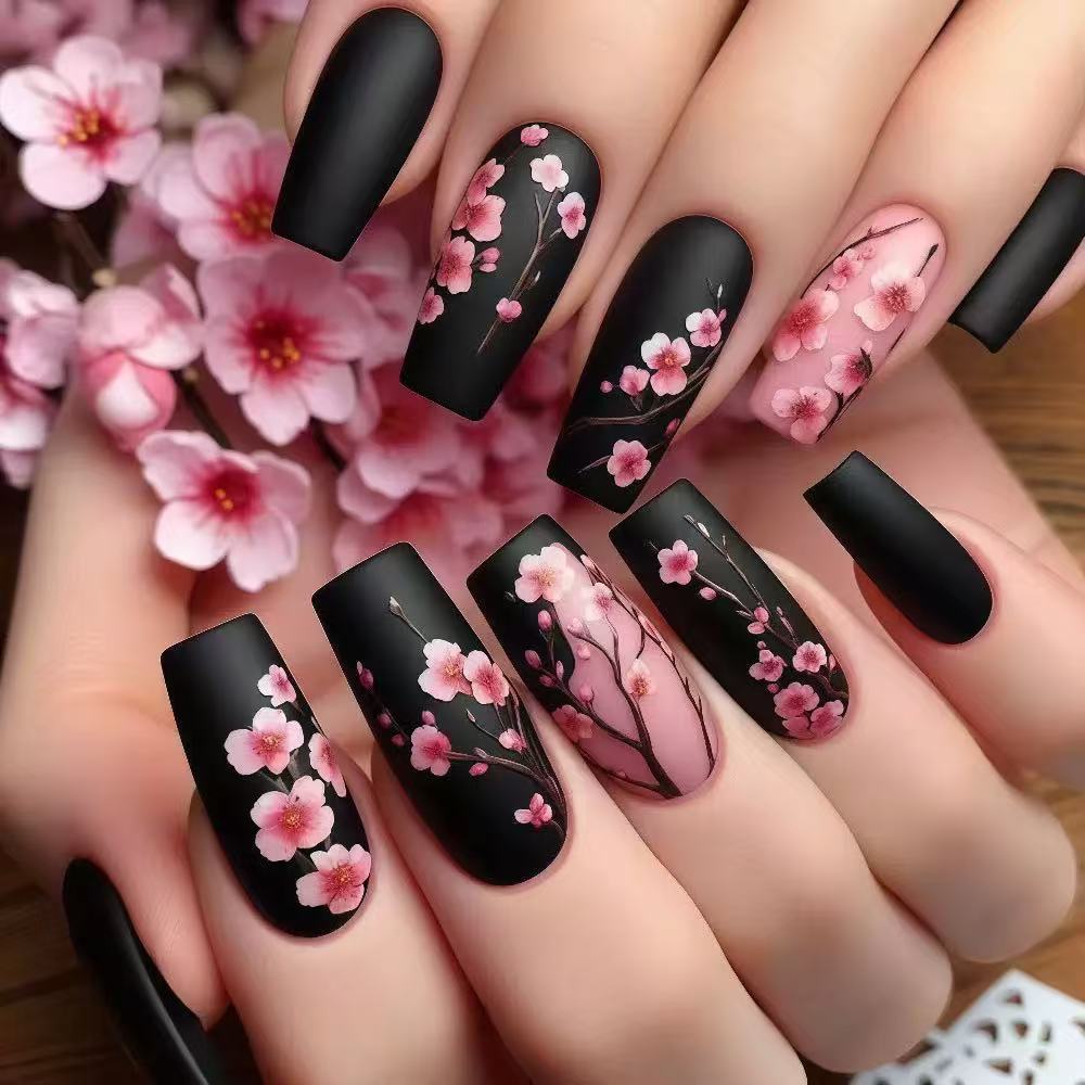 Kunstnagelset mit floralen Akzenten und mattem Finish Karnz