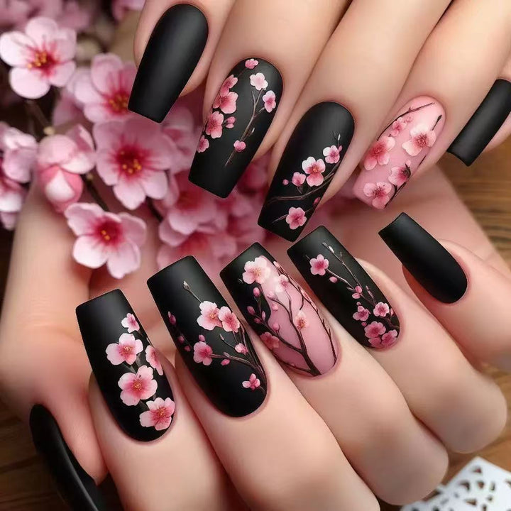 Kunstnagelset mit floralen Akzenten und mattem Finish Karnz