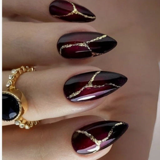 Künstlerisches Press-On Nageldesign mit goldenen Aderakzenten Karnz