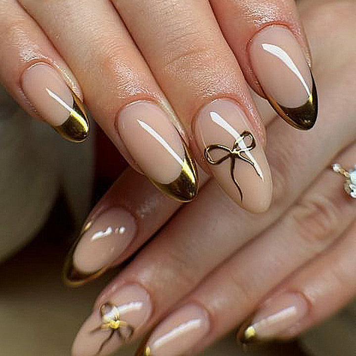 Elegante Nagelkunst mit Goldakzenten Karnz