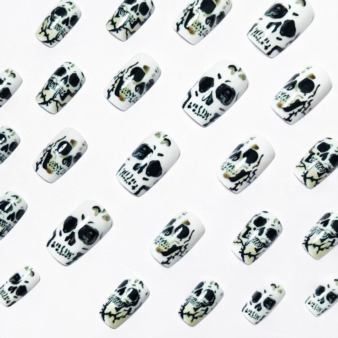 Kreative Kunstnägel mit Detailverliebt Gestaltetem Totenkopf-Design Karnz