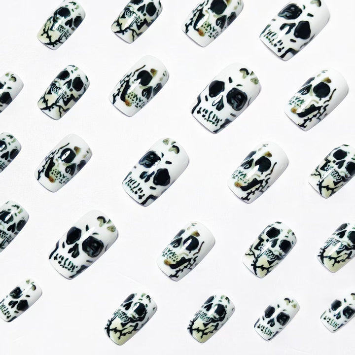 Kreative Kunstnägel mit Detailverliebt Gestaltetem Totenkopf-Design Karnz