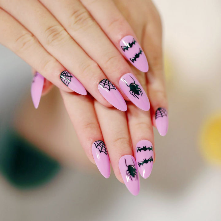 Kunstvolle Nagelverlängerungen mit kreativen Augen-Design Karnz