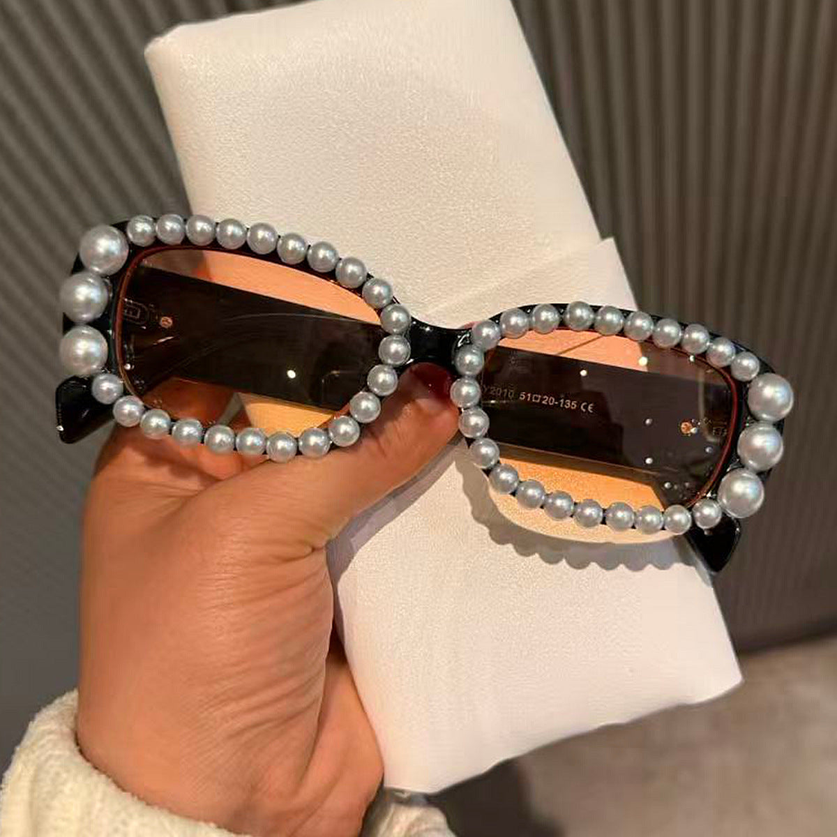 Damen modische Sonnenbrille mit luxuriösem Perlenrahmen Karnz