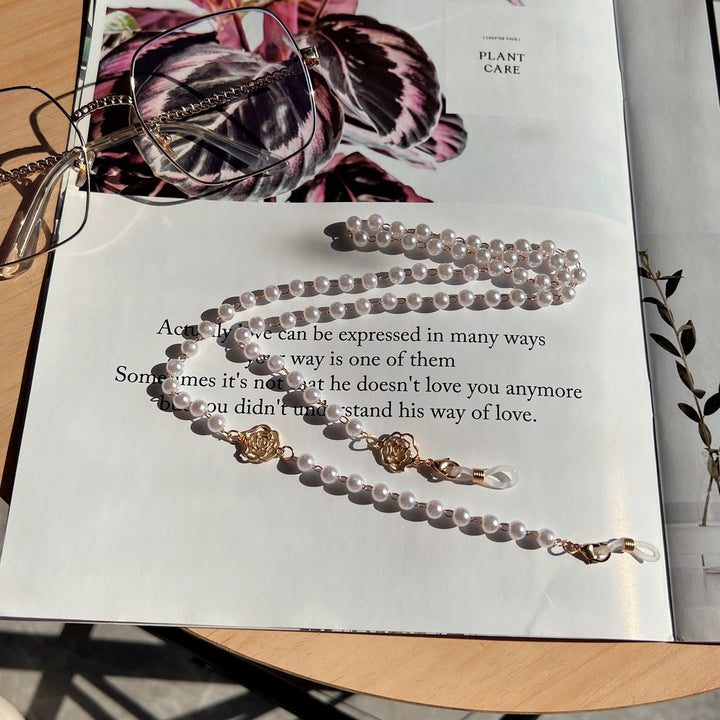 Elegante Brillekette mit Perlen und Goldakzenten Karnz