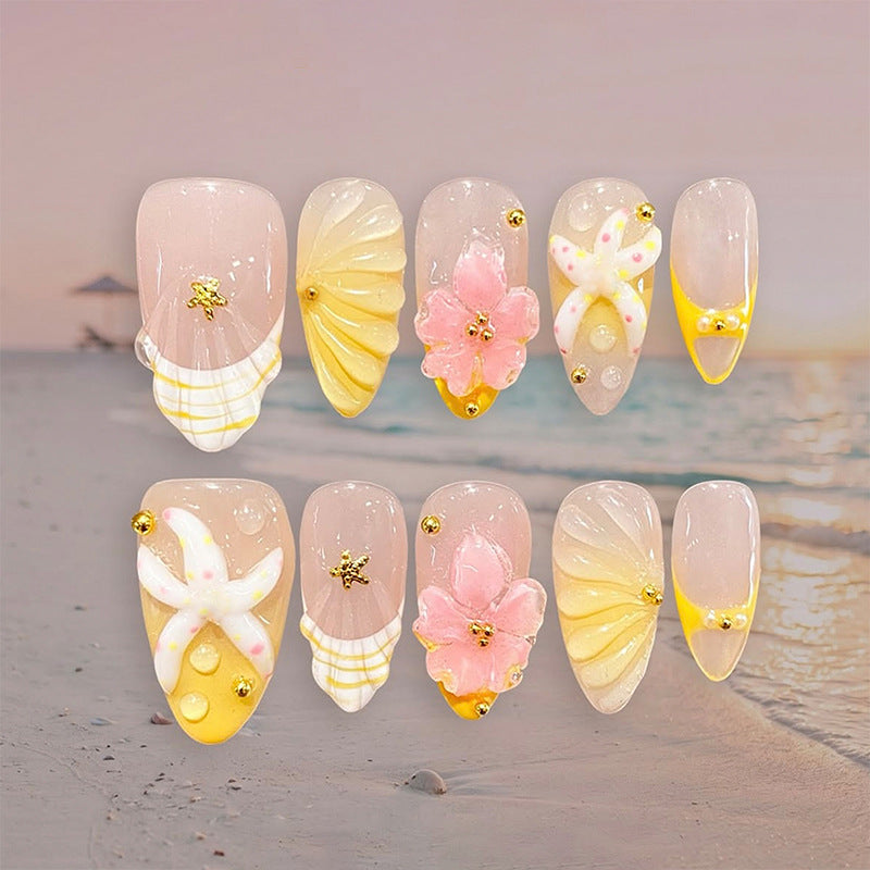 Kunstvolles Nagelset mit floralen Akzenten Karnz