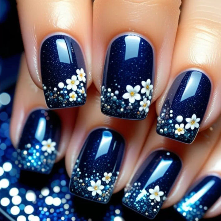 Kunstnagelset mit elegantem Blumendesign und Glitzerakzenten Karnz