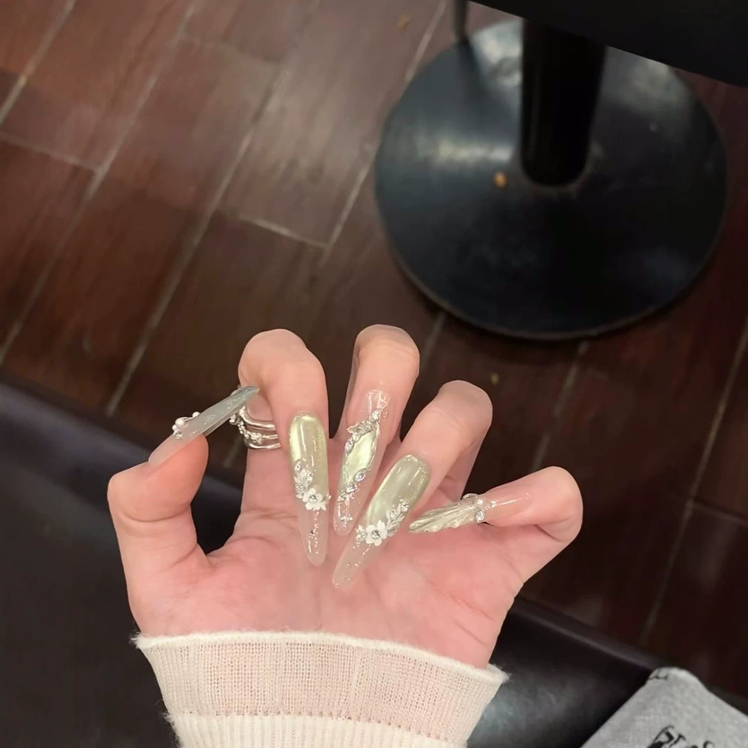 Dekorative florale Acryl-Nagelverlängerungen
