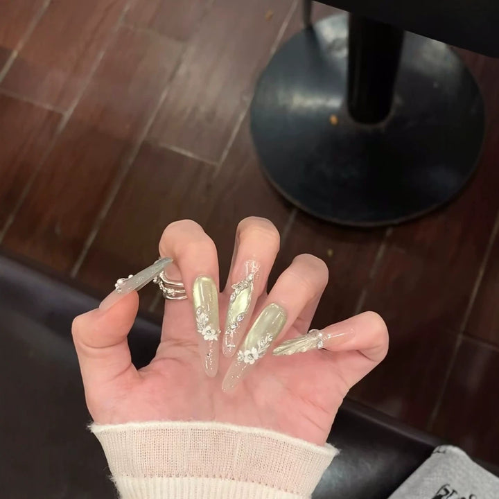 Dekorative florale Acryl-Nagelverlängerungen