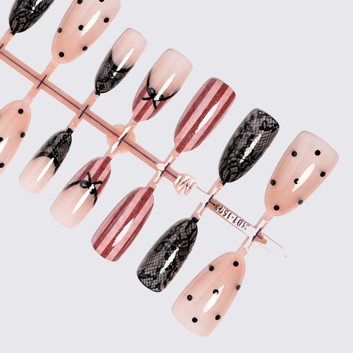 Kunstnagelset mit eleganten Schleifen- und Spitzenakzenten Karnz
