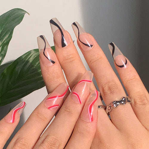 Trendige Kunstnägel mit Wellen-Design Karnz