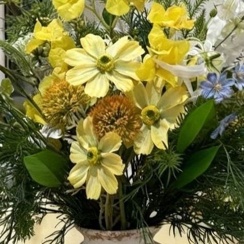 Dekorative Kunstblumenarrangement