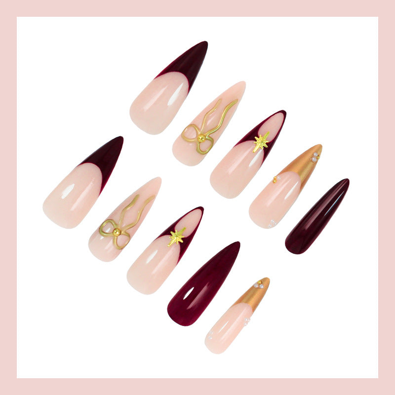 Kunstnagelset mit glamourösen Goldakzenten und eleganten Spitzen Karnz