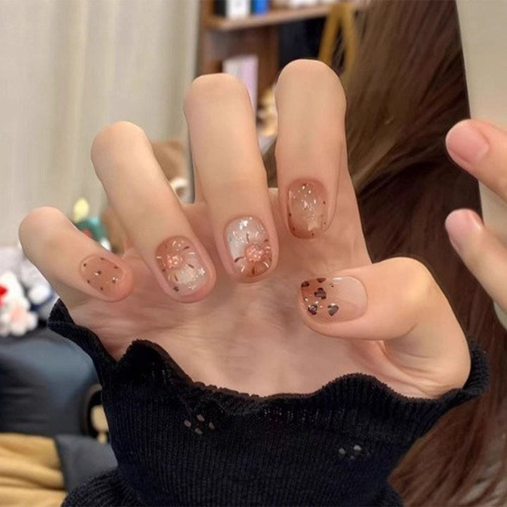 Elegante Nagelkunst mit Glitzerkante Karnz