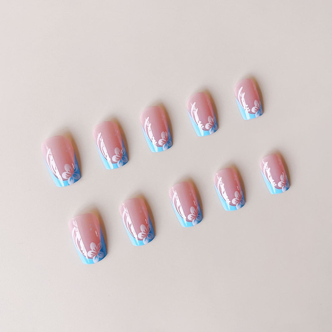Kunstnagelset mit floralen Designs und eleganten Spitzen Karnz