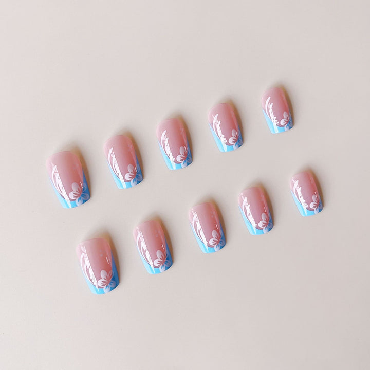 Kunstnagelset mit floralen Designs und eleganten Spitzen Karnz