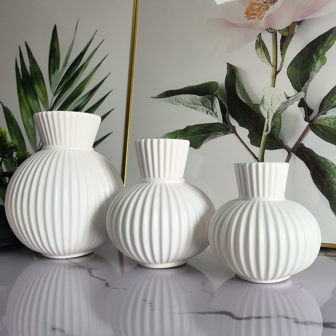 Elegante gerippte Keramikvase Karnz