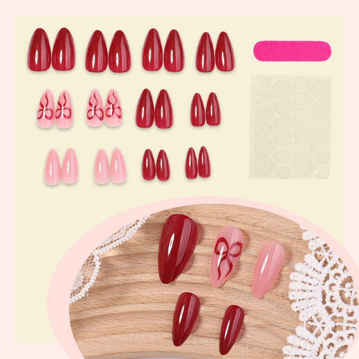 Kunstnagelset mit luxuriösen tiefroten und blassen Rosétönen Karnz