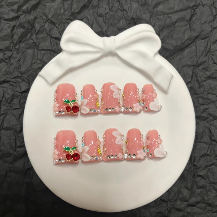 Dekorative Press-On Nail Art Set mit floralen und Kirschakzenten