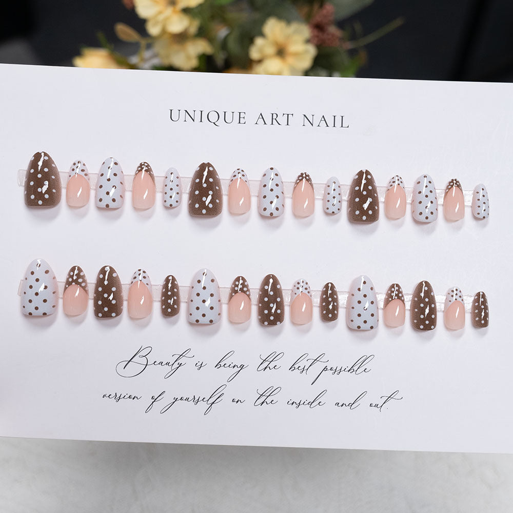Dekorative Press-On Nagelkunst mit Franse Spitze und Punktdesign