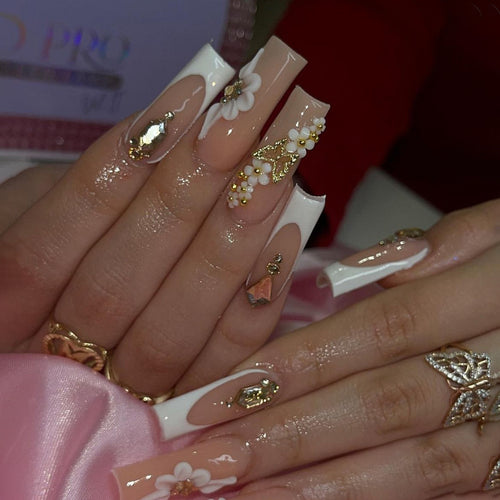 Kunstnagelset mit stilvollen Blüten- und Glitzerakzenten Karnz