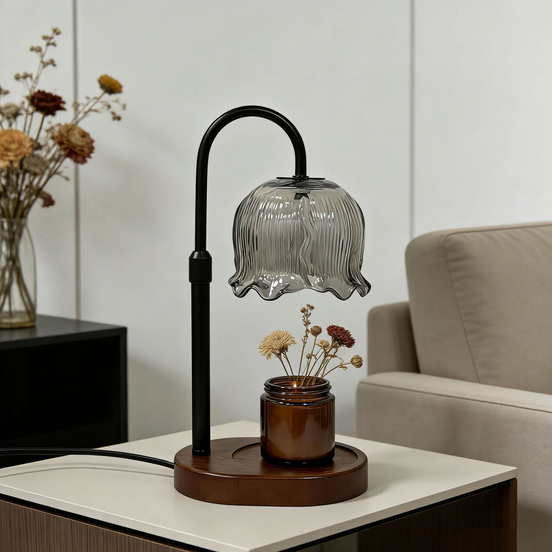 Elegante Tischlampe mit Glasschirm und Holzsockel