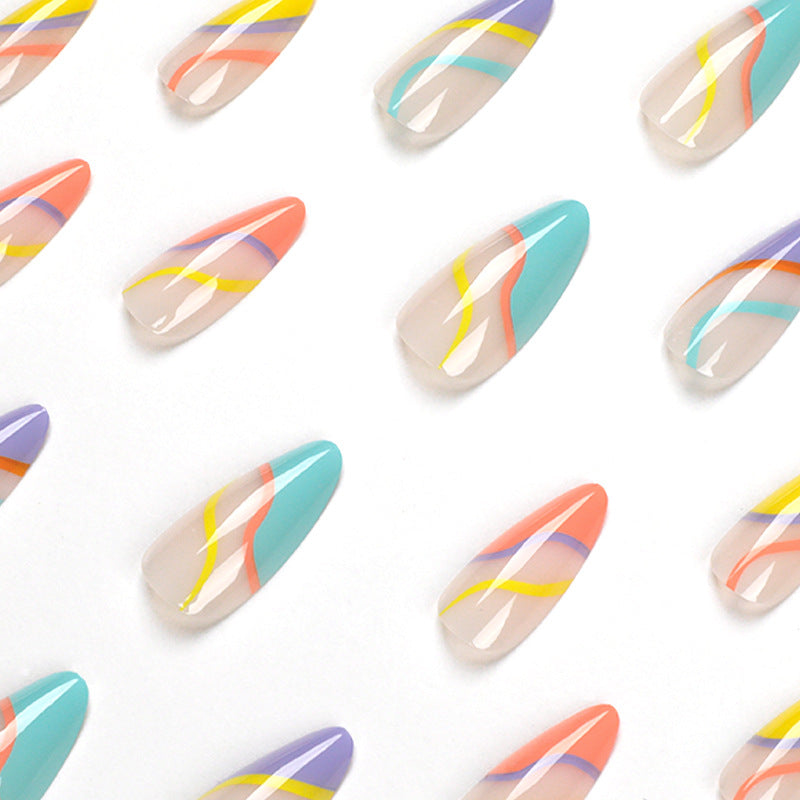 Künstliche Nagelverlängerungen mit stylischem Farbverlauf und modernen Designs Karnz